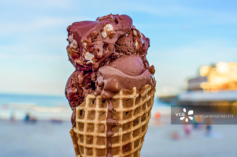 海滩上的巧克力冰淇淋甜筒图片素材