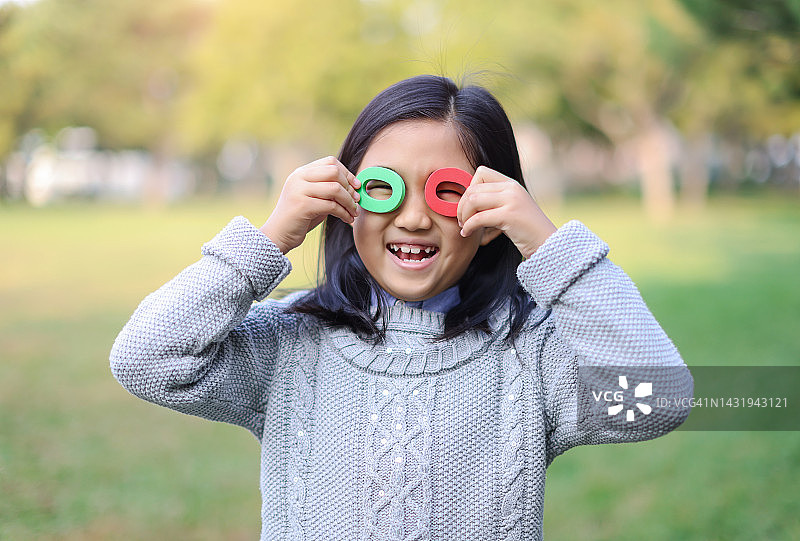 小女孩拿着字母“O”图片素材