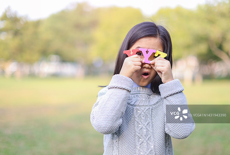 手持字母“X Y Z”的女孩图片素材