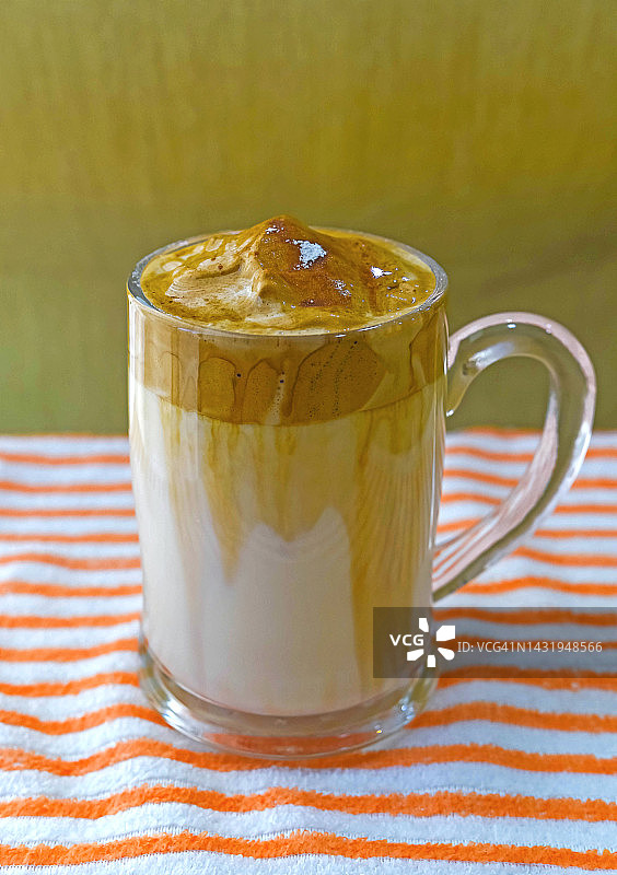 一杯冰镇焦糖咖啡图片素材