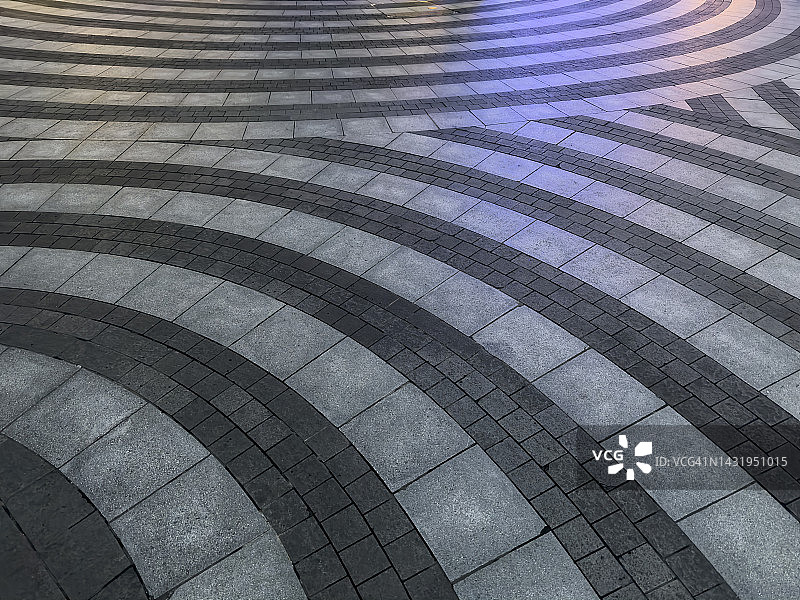 夜间广场的彩色灯光图片素材