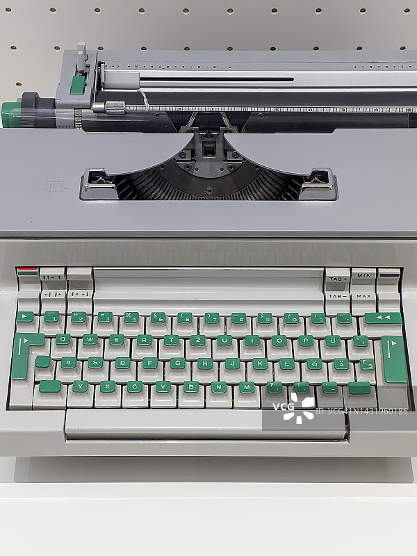 绿色键盘的复古打字机图片素材