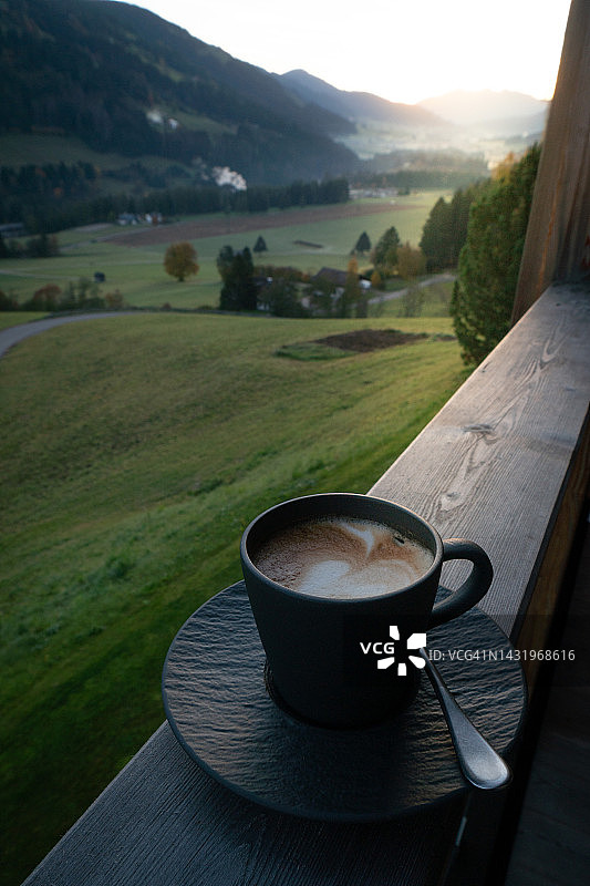 阳台上可俯瞰普斯特山谷日出的咖啡杯|意大利南蒂罗尔图片素材