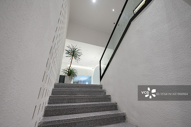 灰色混凝土墙台阶图片素材