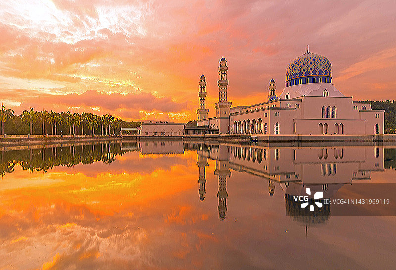 哥打京那巴鲁市立清真寺日出，位于马来西亚沙巴州哥打京那巴鲁图片素材