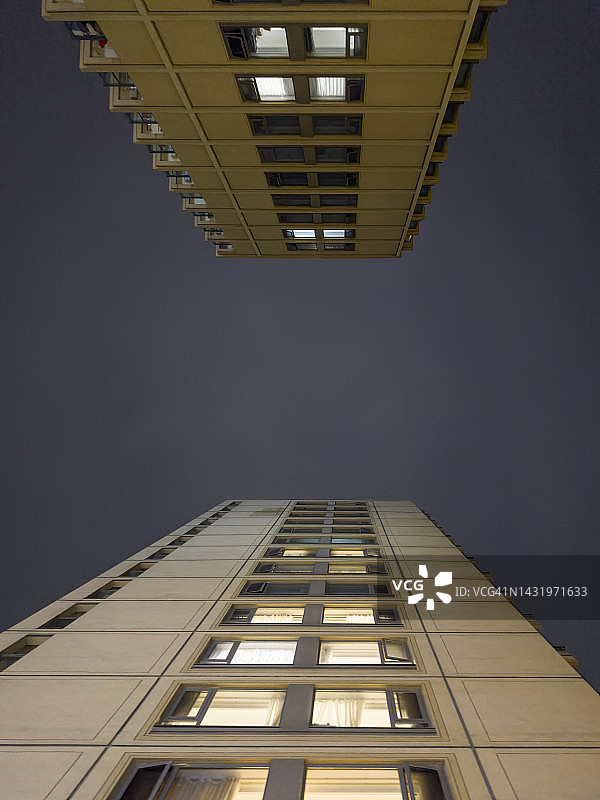 两栋相对的住宅楼图片素材