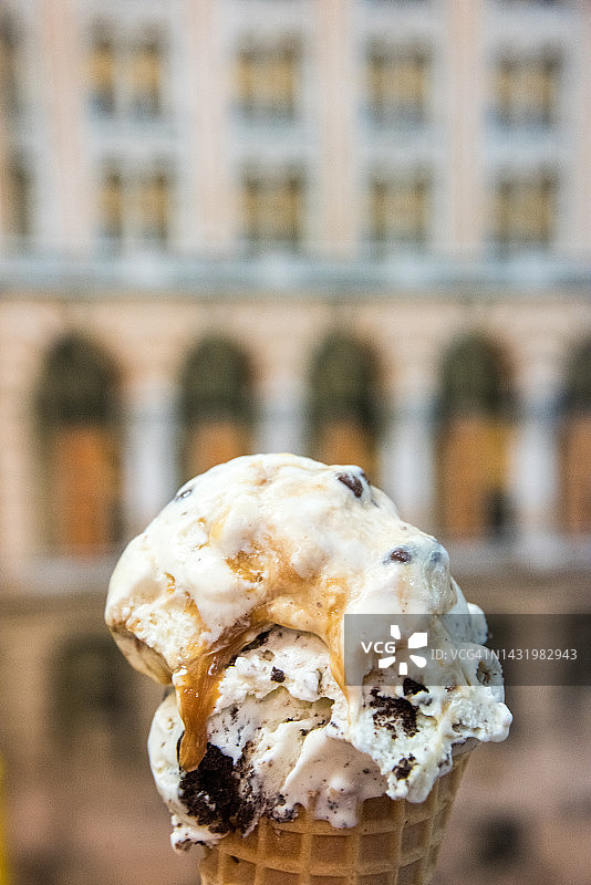 果仁糖奶油和意式冰淇淋甜筒图片素材