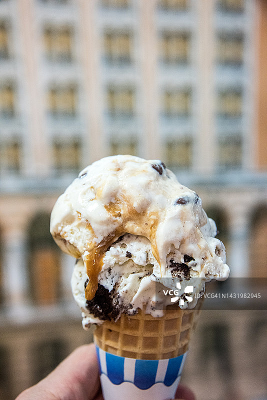 果仁糖奶油和意式冰淇淋甜筒图片素材