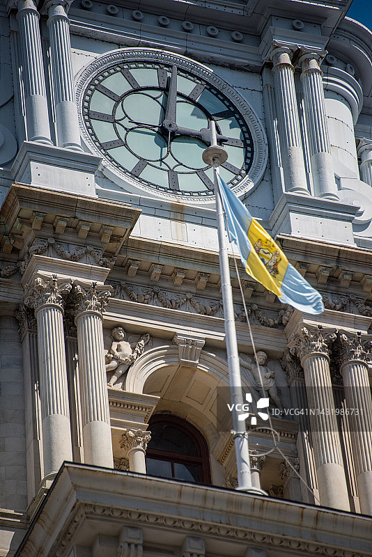 费城城市政厅塔楼上的费城城市旗帜图片素材