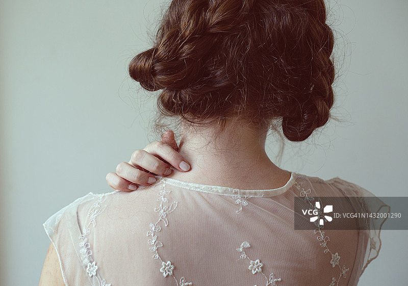 青少年从背后捂住脖子图片素材