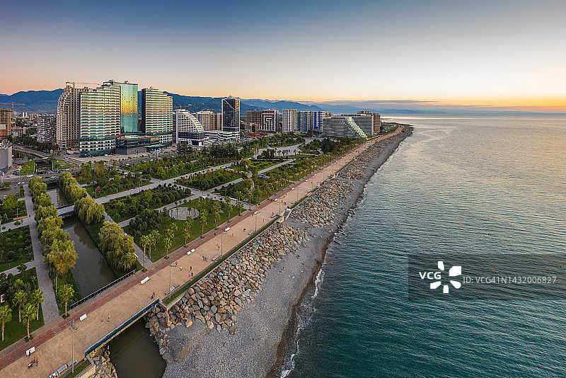 巴统城市天际线，设有公共公园和黑海海滩图片素材