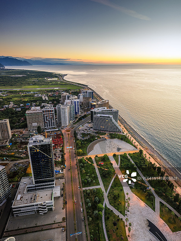 日落时分黑海海岸线附近的巴统市鸟瞰图片素材