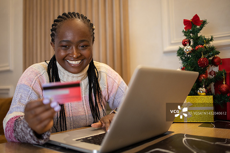 快乐的女人庆祝圣诞节图片素材