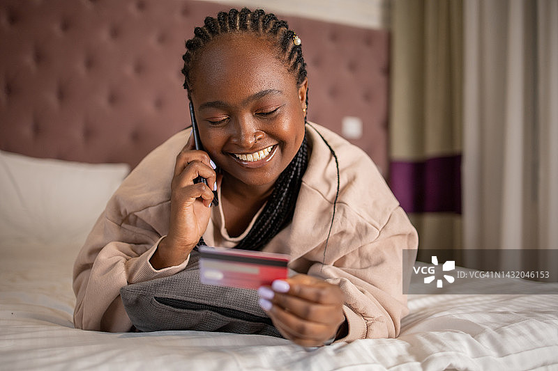 快乐的女人在网上购物图片素材