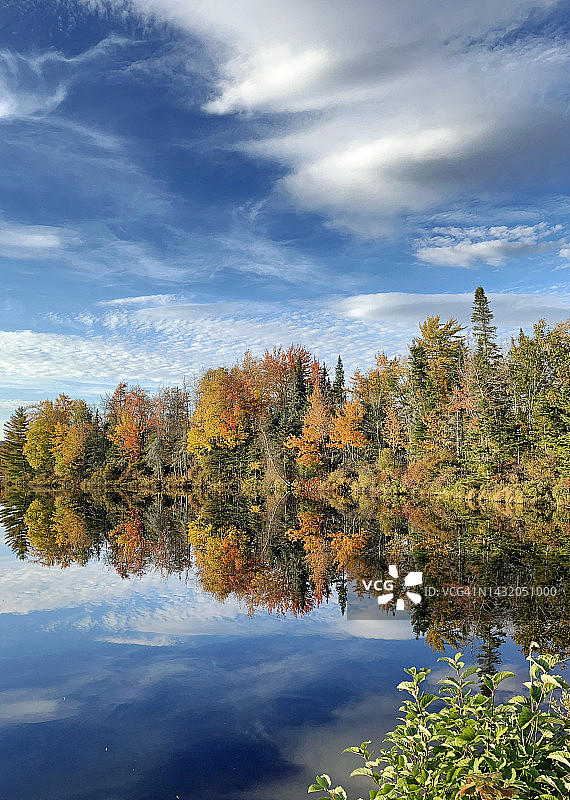 美国新罕布什尔州达默附近的安德罗斯科金河岸倒影图片素材