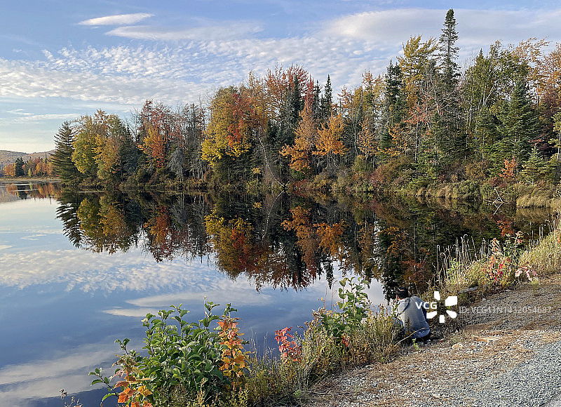 穆斯林男子在美国新罕布什尔州拍摄安德罗斯科金河沿岸的秋叶图片素材