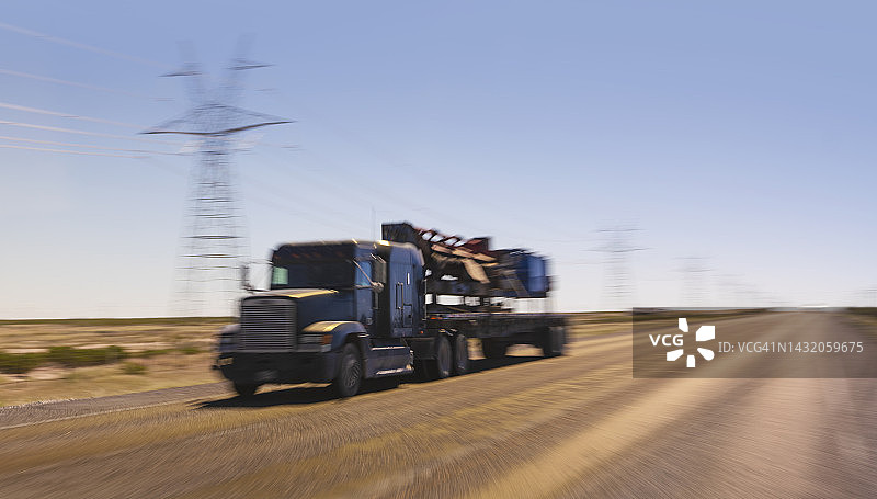 在乡村道路上运输工业物资的半挂卡车图片素材