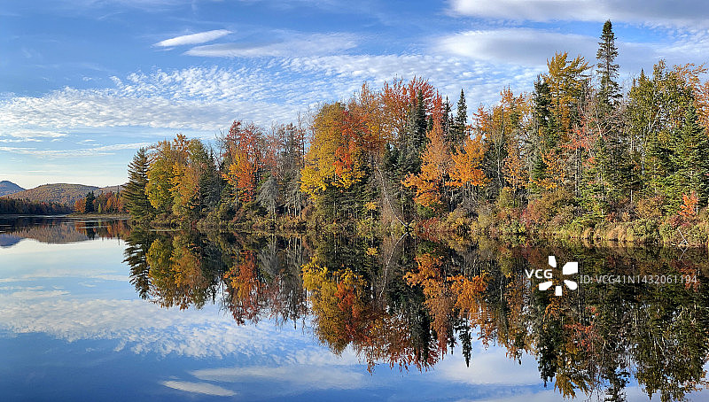 新罕布什尔州安德罗斯科金河畔的秋季树木倒影图片素材