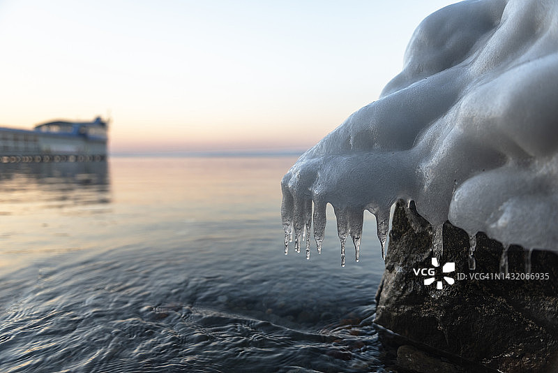 冰冻冰块融化滴入海中图片素材