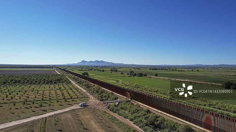 美国-墨西哥边境的栅栏航拍图片素材