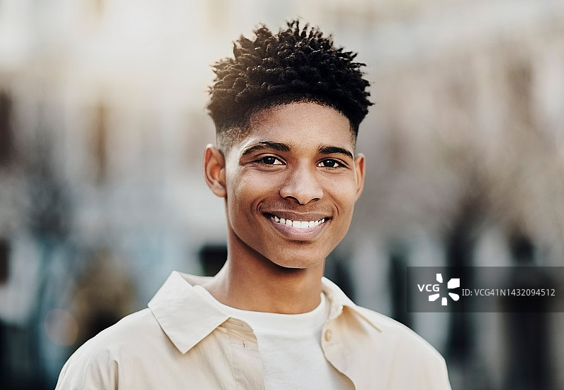 年轻黑人男子面部特写，都市时尚，城市背景模糊图片素材