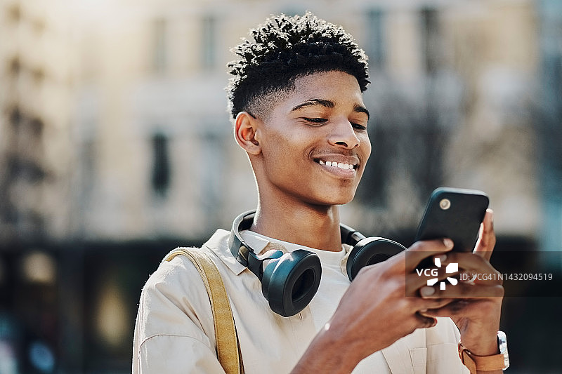 智能手机、城市黑人与社交媒体互动图片素材