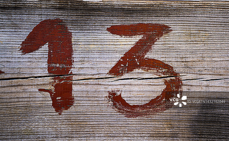 木制背景上的数字13图片素材