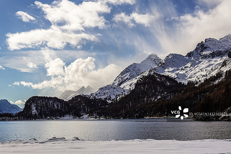 瑞士阿尔卑斯山的恩加丁山谷和锡尔斯湖图片素材