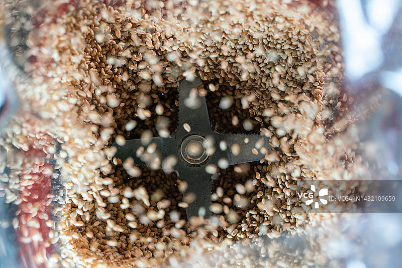 高速搅拌下的芝麻图片素材