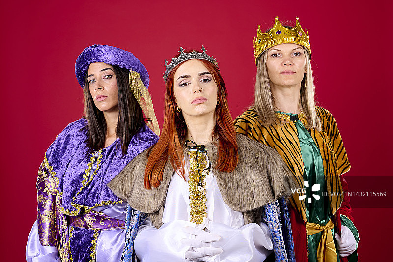 三位表情严肃的王后看着镜头图片素材