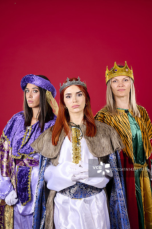 三位表情严肃的王后看着镜头图片素材