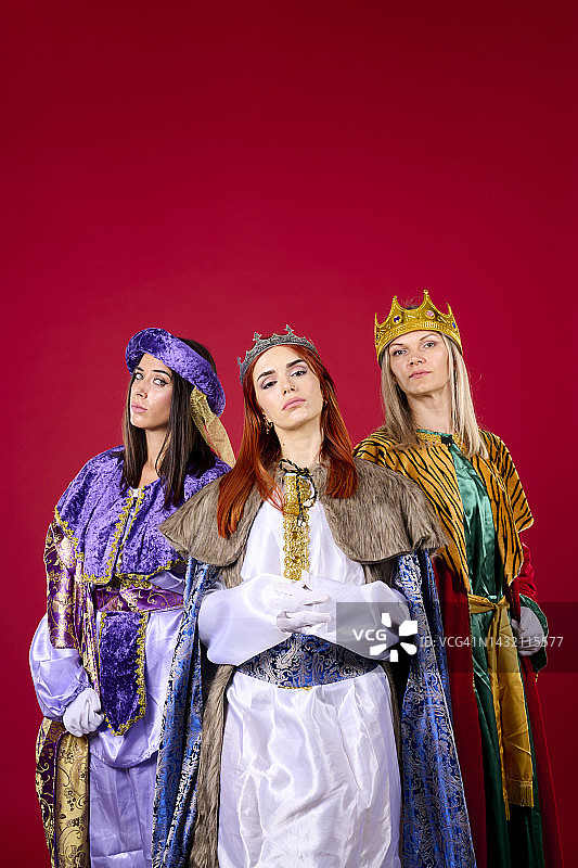 三位表情严肃的女士看着镜头图片素材