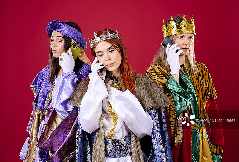 三个女王在用手机聊天图片素材