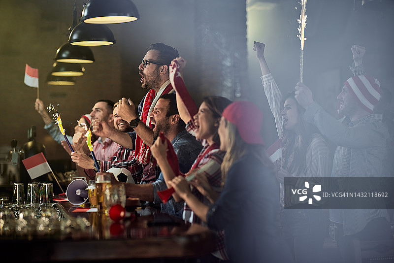 在酒吧里为运动队欢呼图片素材