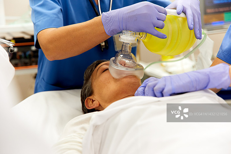 医护人员使用球囊面罩为患者进行正压通气图片素材