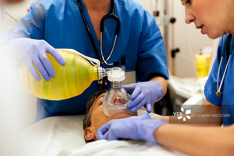 医护人员小心地用复苏气囊为患者提供正压通气图片素材