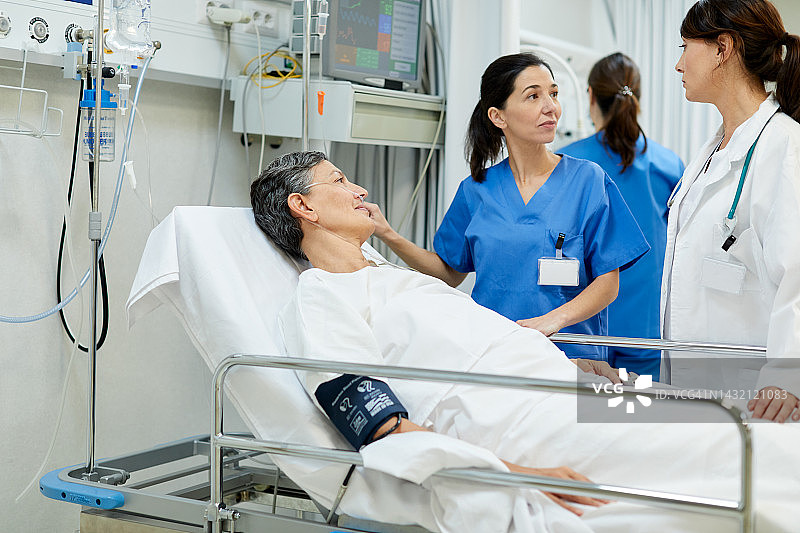 医生告知护士中年女患者的治疗方案图片素材