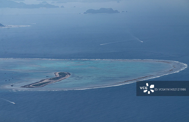 从飞机上俯瞰日本冲绳的珊瑚海图片素材