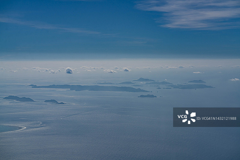 从飞机上俯瞰日本冲绳县的庆良间群岛图片素材