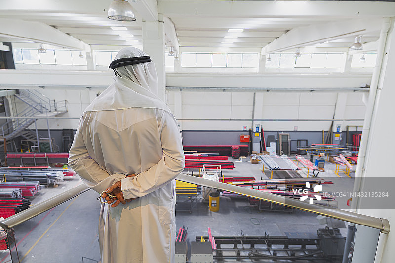 中东商人视察工厂车间图片素材