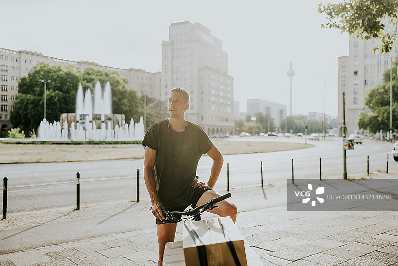 骑着货运自行车的快递员图片素材