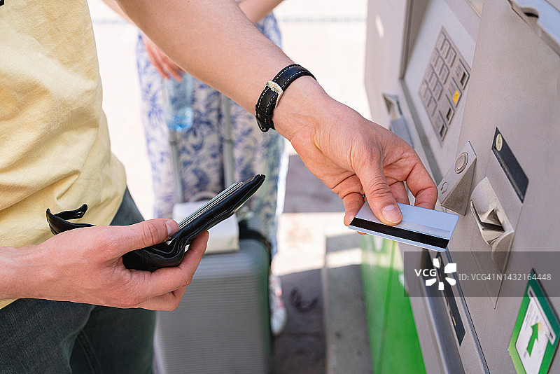 在城市中使用ATM机的男子图片素材
