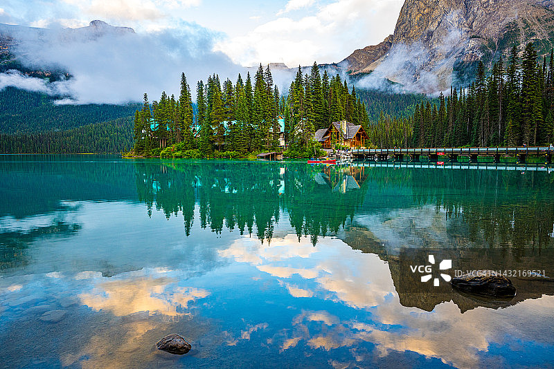 加拿大不列颠哥伦比亚省幽鹤国家公园翡翠湖图片素材