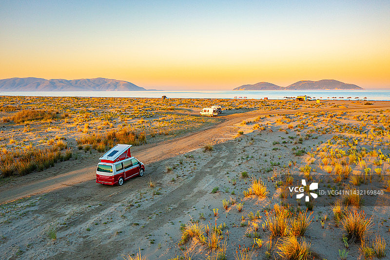 日落时分沙滩上的露营车图片素材
