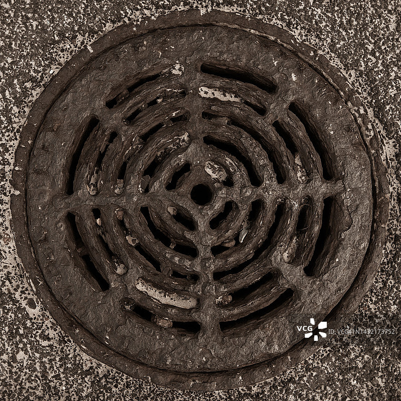 生锈的铸铁排水沟盖图片素材