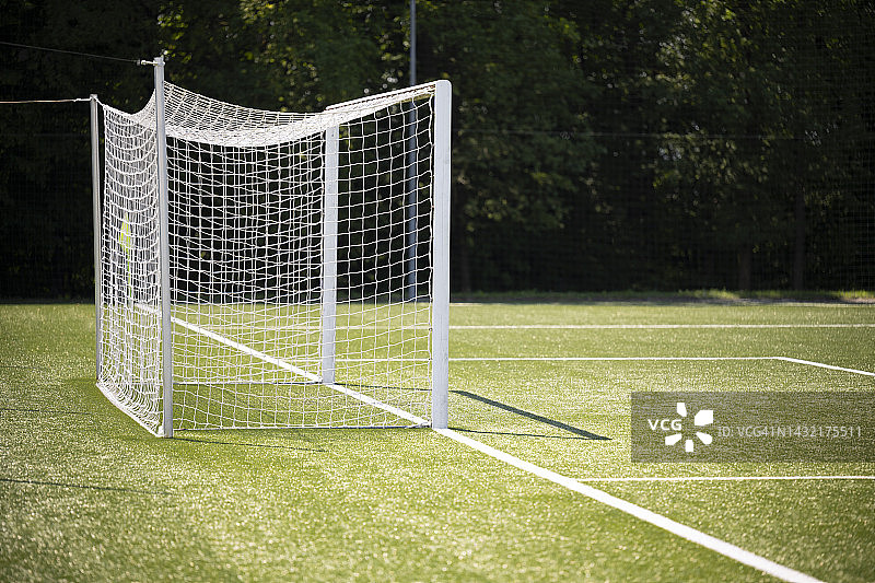 足球场上的球门柱图片素材