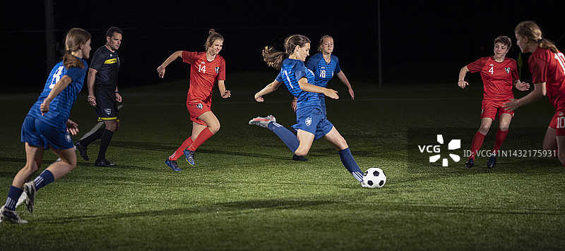 足球运动员踢球射门图片素材
