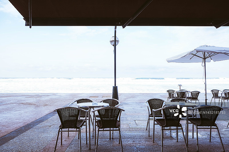 海滩上的酒吧露台图片素材