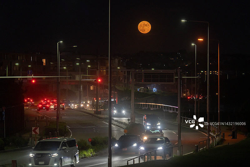 日本神奈川县沿海公路上的血色满月图片素材