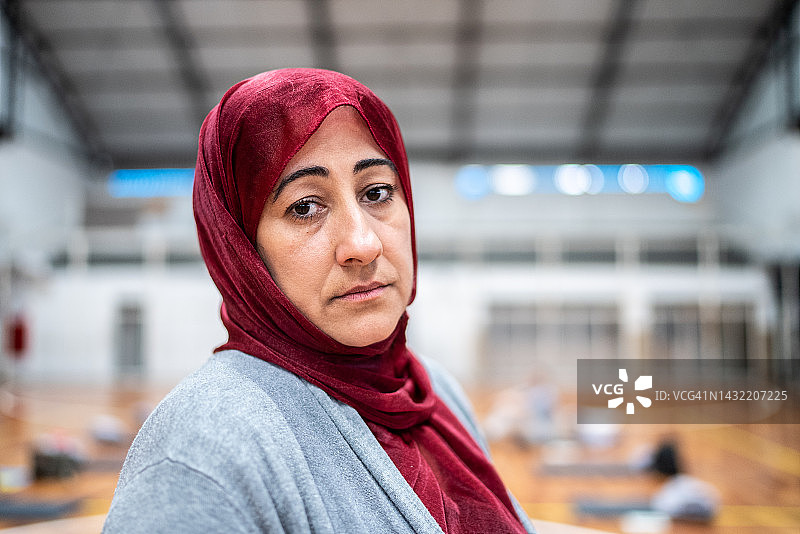 在社区中心戴着头巾的中年妇女图片素材